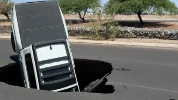Pickup de doble cabina termina dentro de socavón en Hermosillo, Sonora