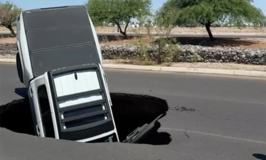 Pickup de doble cabina termina dentro de socavón en Hermosillo, Sonora