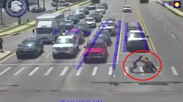 Automovilista vestido de Spiderman auxilia a persona en silla de ruedas en Arkansas