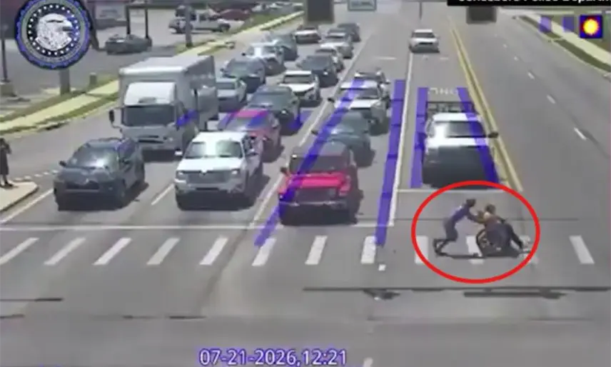Automovilista vestido de Spiderman auxilia a persona en silla de ruedas en Arkansas