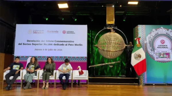Presenta Lotería Nacional billete conmemorativo con la imagen del Pato Merlín