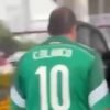 Encaran a Cuauhtémoc Blanco rumbo al México vs. Inglaterra; manifestantes detienen su camioneta (VIDEO)