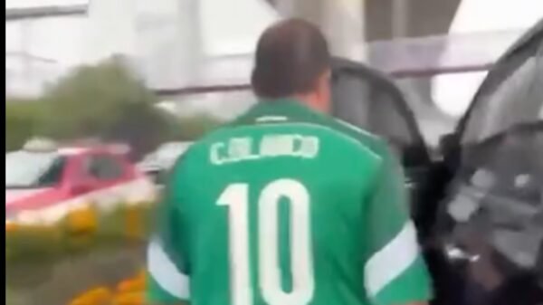 Encaran a Cuauhtémoc Blanco rumbo al México vs. Inglaterra; manifestantes detienen su camioneta (VIDEO)