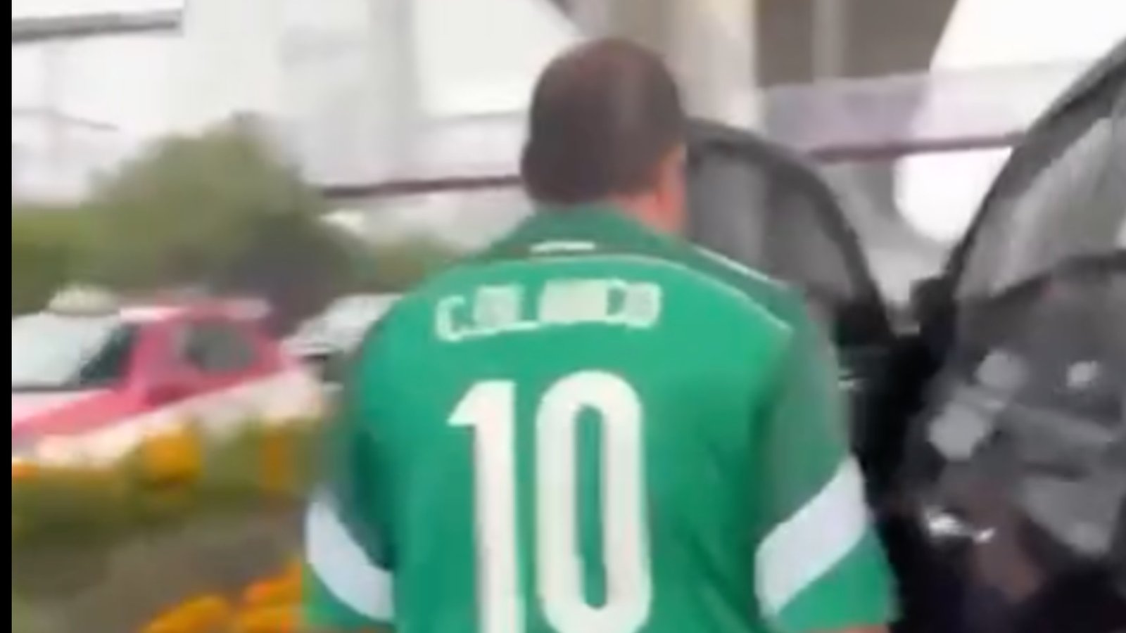 Encaran a Cuauhtémoc Blanco rumbo al México vs. Inglaterra; manifestantes detienen su camioneta (VIDEO)