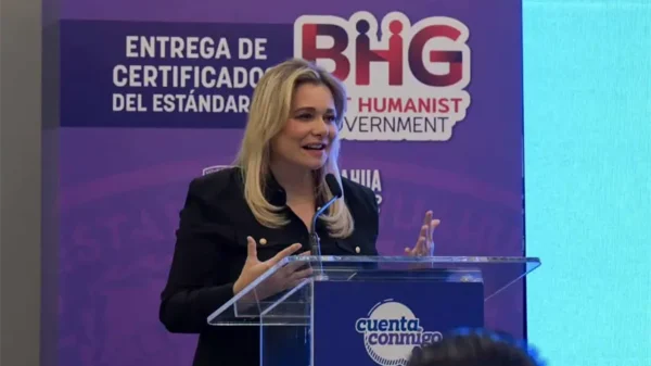 "¿Quiere dar la conferencia de prensa?" Gobernadora de Chihuahua humilla a asistente por corregirla