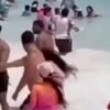 Impactante video muestra a un hombre golpeando a una mujer frente a decenas de personas