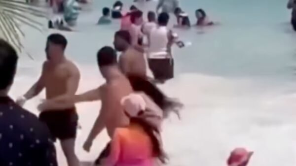 Impactante video muestra a un hombre golpeando a una mujer frente a decenas de personas