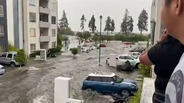 Se desborda planta de tratamiento en Puebla; corriente arrastra autos e inunda viviendas en Huejotzingo