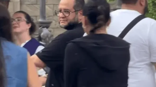 Hijo de AMLO, pide a Salinas Pliego presentar pruebas de haber cometido un delito tras ser captado en Disney