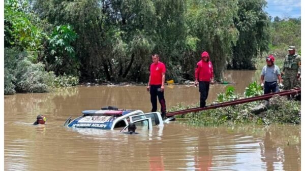 Patrulla es arrastrada por la corriente del río Atoyac en Puebla; mueren un policía y tres mujeres