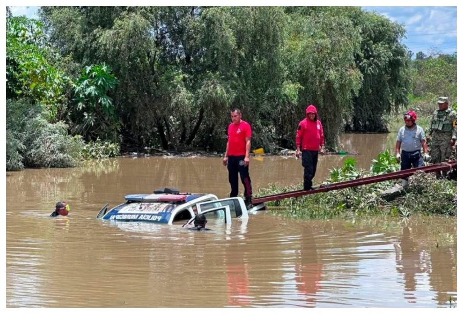 Patrulla es arrastrada por la corriente del río Atoyac en Puebla; mueren un policía y tres mujeres