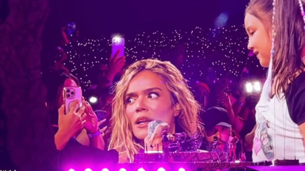 Karol G reacciona cuando una pequeña fan confiesa que prefiere una canción de Shakira