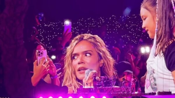 Karol G reacciona cuando una pequeña fan confiesa que prefiere una canción de Shakira