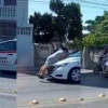 Taxi arrastra a mujer en el cofre por calles de Villahermosa (VIDEO)