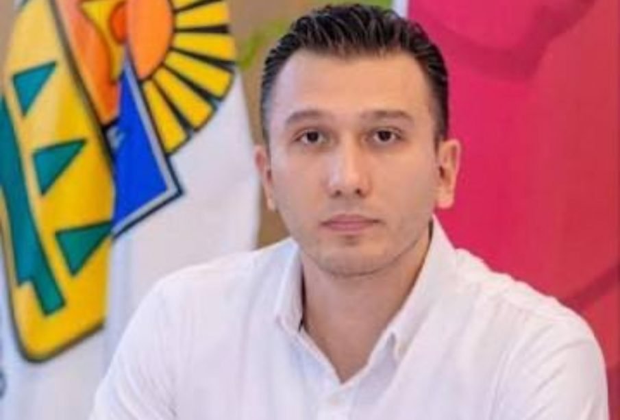 Tesorero de Tulum cae en aeropuerto de Cancún con armas; presenta su renuncia tras la detención