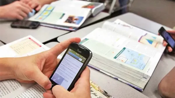 Va Gobierno de México por regulación de uso de celulares en escuelas y de la IA