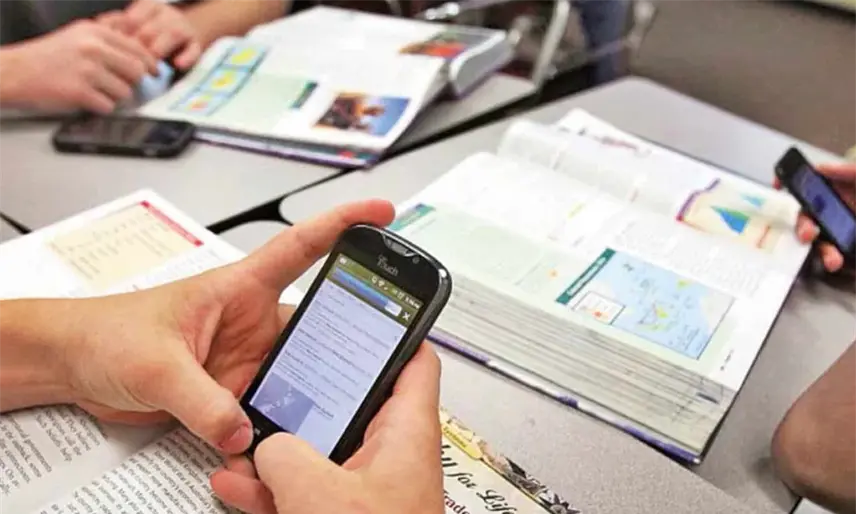 Va Gobierno de México por regulación de uso de celulares en escuelas y de la IA