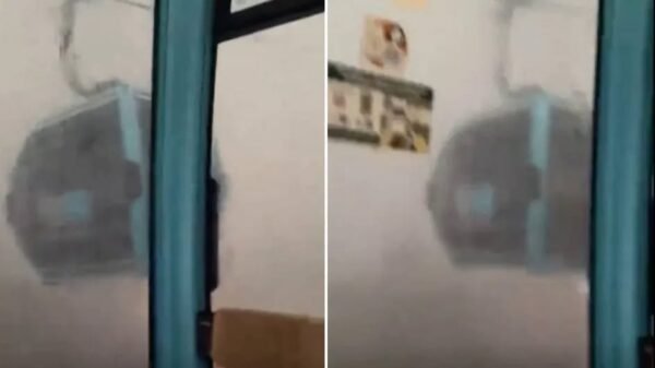 (VIDEO) Fuerte tormenta sorprende a pasajeros del Cablebús; captan momentos de tensión desde las cabinas