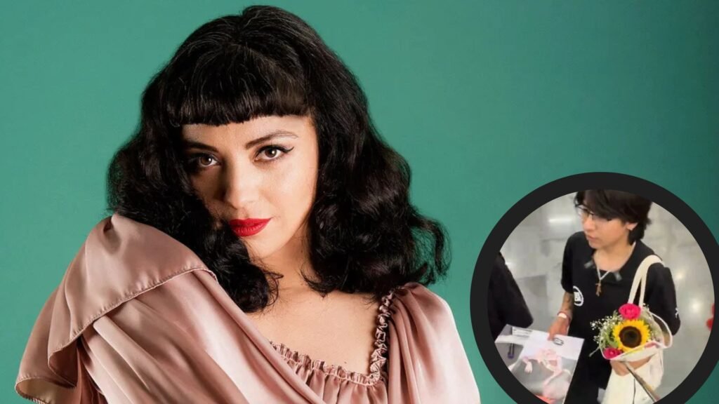 Mon Laferte genera polémica por lo que le dijo a un fan en el aeropuerto: “Un verdadero fan se sabría mis canciones”