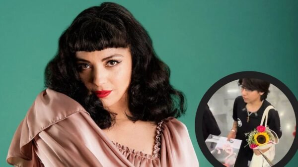 Mon Laferte genera polémica por lo que le dijo a un fan en el aeropuerto: “Un verdadero fan se sabría mis canciones”