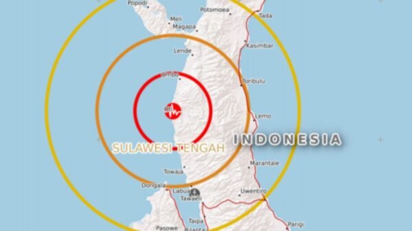 Terremoto de 7.7 sacude Indonesia y emiten alerta de tsunami