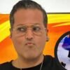 Aldo Rendón deja caer extraño objeto de su ropa en LCDLFM y lo intenta esconder; ¿era un vape?