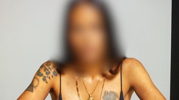Famosa cantante es captada caminando desnuda en una carretera y enciende las alarmas