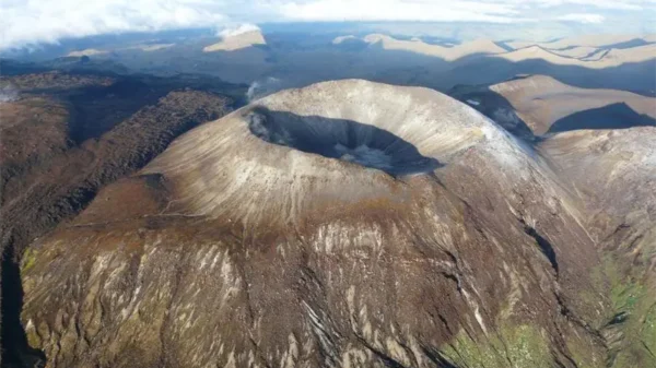 Tras sismo de 7.4 volcán Puracé en Colombia despierta; obliga el cierre temporal de aeropuerto