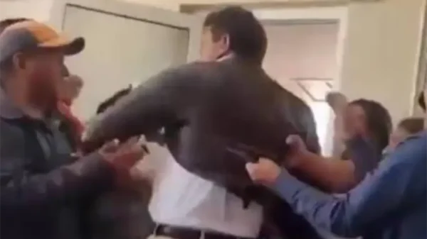 Pobladores irrumpen en Palacio Municipal y sacan al alcalde en San Salvador, Hidalgo