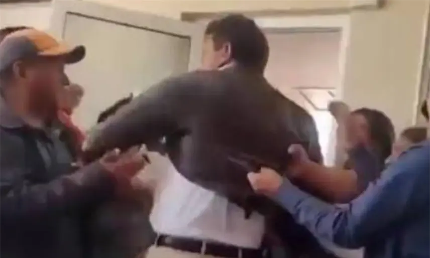 Pobladores irrumpen en Palacio Municipal y sacan al alcalde en San Salvador, Hidalgo