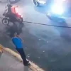 Mujer se lanza de auto en movimiento en Edomex para huir de su agresor