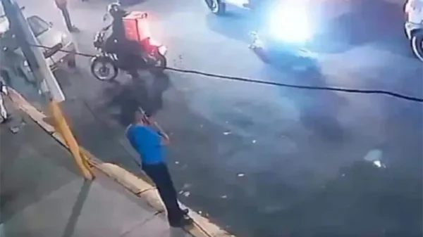 Mujer se lanza de auto en movimiento en Edomex para huir de su agresor