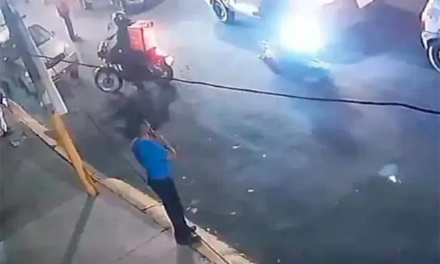 Mujer se lanza de auto en movimiento en Edomex para huir de su agresor