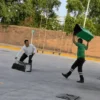 Graban pelea entre despachador de gasolinera y taxista; habría ocurrido en Comalcalco