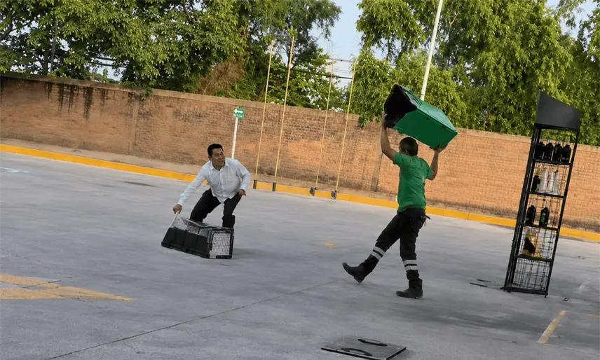 Graban pelea entre despachador de gasolinera y taxista; habría ocurrido en Comalcalco