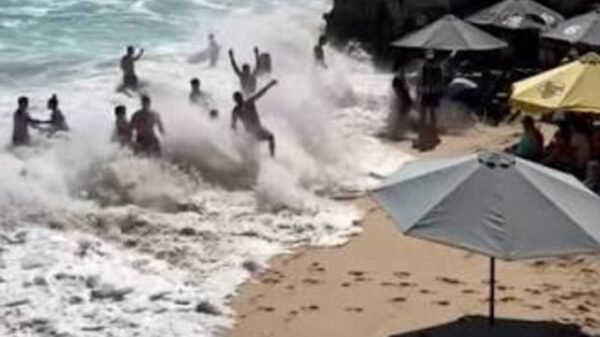 (VIDEO) Ola de resaca sorprende a turistas en Bali; impactante video se vuelve viral