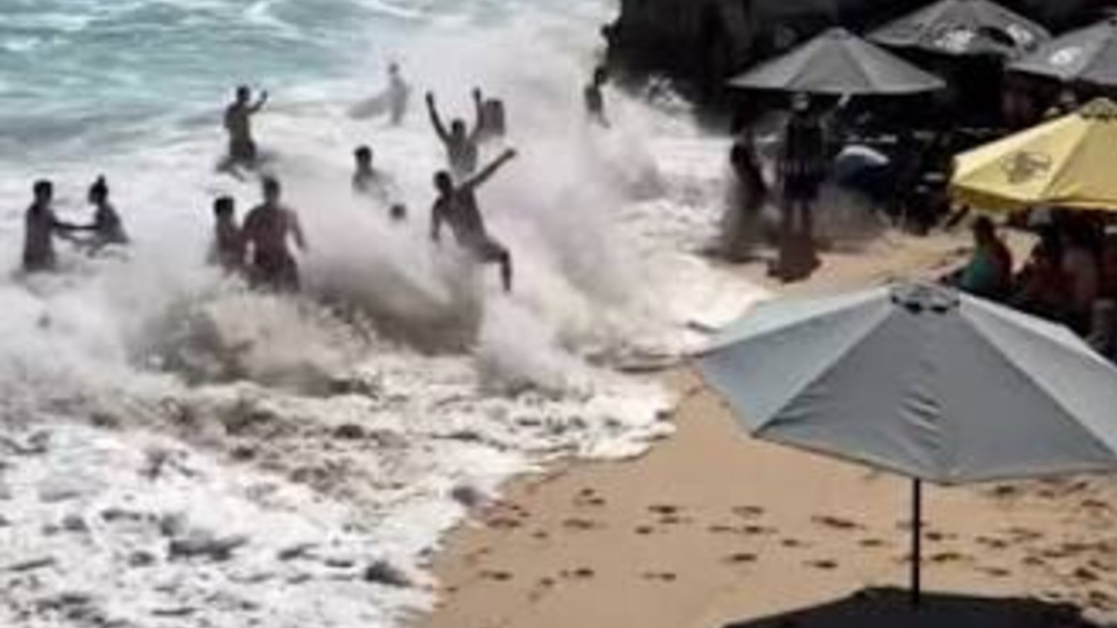 (VIDEO) Ola de resaca sorprende a turistas en Bali; impactante video se vuelve viral
