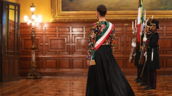 Sheinbaum brinda protección a Elvis Guerra, diseñadora del vestuario presidencial