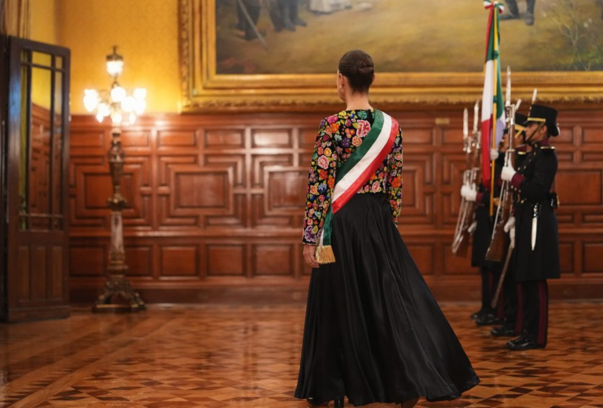 Sheinbaum brinda protección a Elvis Guerra, diseñadora del vestuario presidencial