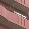 Padre arroja presuntamente a sus dos hijas desde un sexto piso y el momento quedó grabado en video