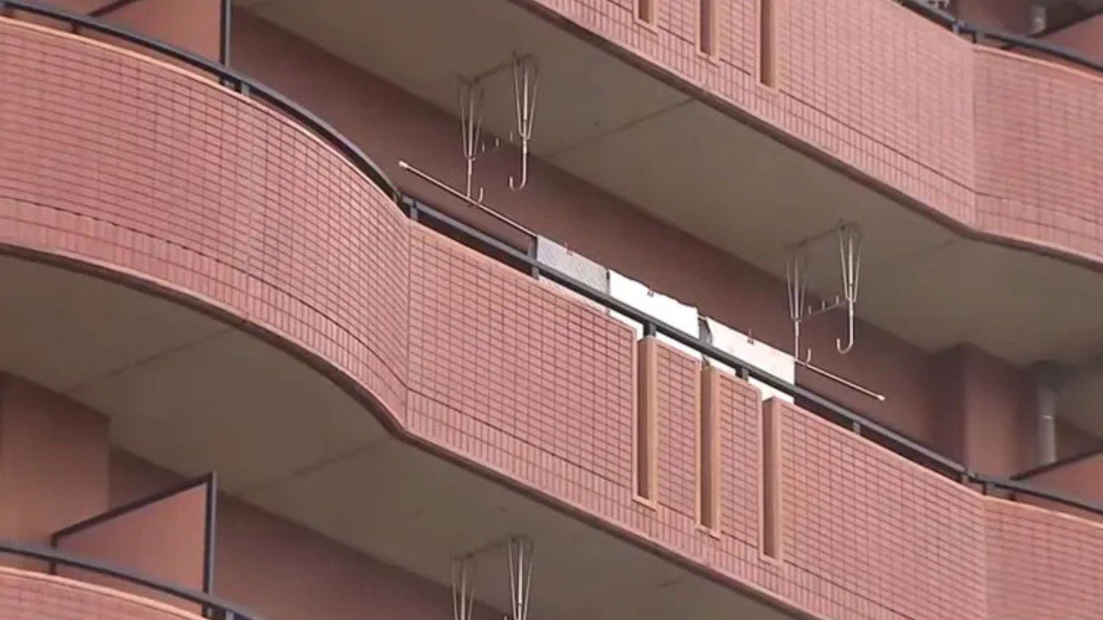 Padre arroja presuntamente a sus dos hijas desde un sexto piso y el momento quedó grabado en video