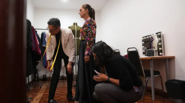 Sheinbaum revela que recicla su ropa: modifica prendas y evita recurrir a grandes firmas