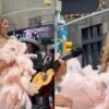 Thalía causa polémica al cantar “Así fue” de Juan Gabriel en Times Square: la acusan de hacer playback
