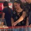 ¿Refill gratis? Captan a familia rellenando garrafones con refresco en Cotsco