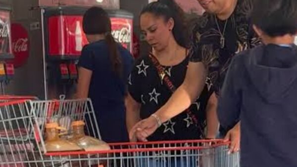 ¿Refill gratis? Captan a familia rellenando garrafones con refresco en Cotsco