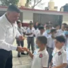Diputado de Morena en Tamaulipas presume entrega de 2 lápices por alumno en una primaria; recibe críticas