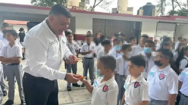 Diputado de Morena en Tamaulipas presume entrega de 2 lápices por alumno en una primaria; recibe críticas
