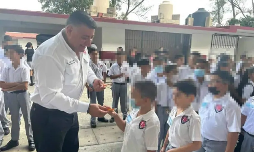 Diputado de Morena en Tamaulipas presume entrega de 2 lápices por alumno en una primaria; recibe críticas