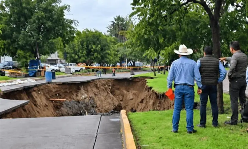Se abre mega socavón de 45 metros de longitud en Tonalá, Jalisco