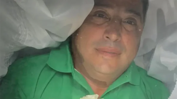 Político del PVEM sale de un ataúd durante competencia de "farmear aura"